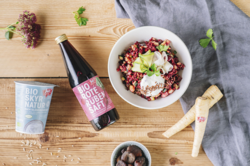 Eine Schüssel mit Risotto aus Ja! Natürlich Bio-Rote Rübensaft und Skyr.