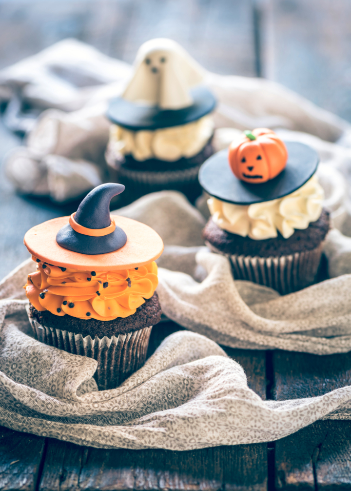 Schaurige Schoko-Cupcakes mit Frischkäse-Frosting