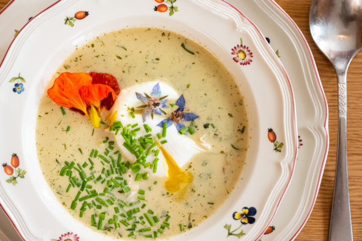 Kräutersuppe mit pochiertem Ei