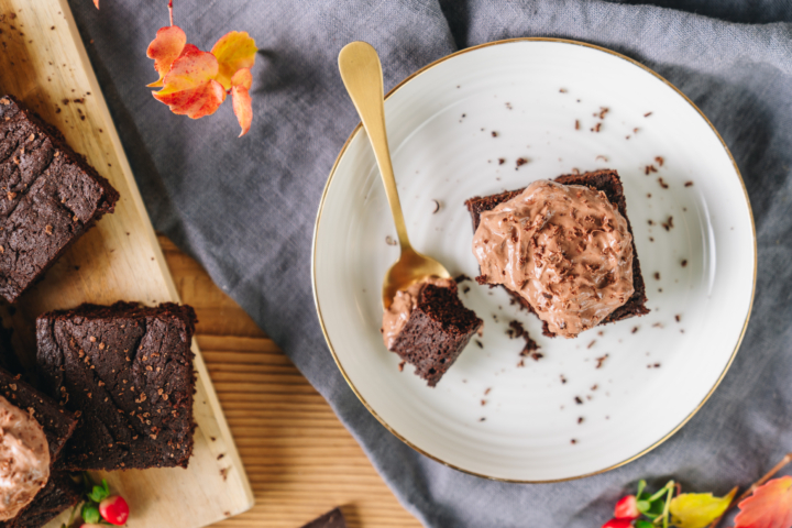 Schnelle Hanf-Brownies mit Skyr-Frosting
