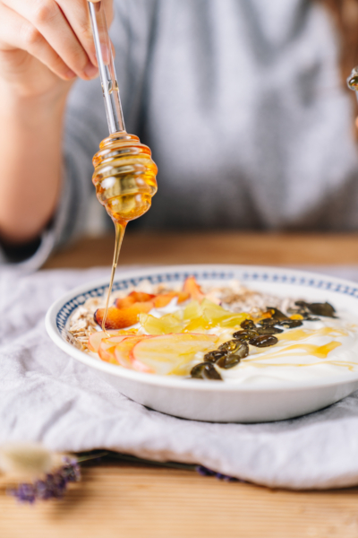 Eine Bio-Joghurt Griechischer Art in einer Schale.