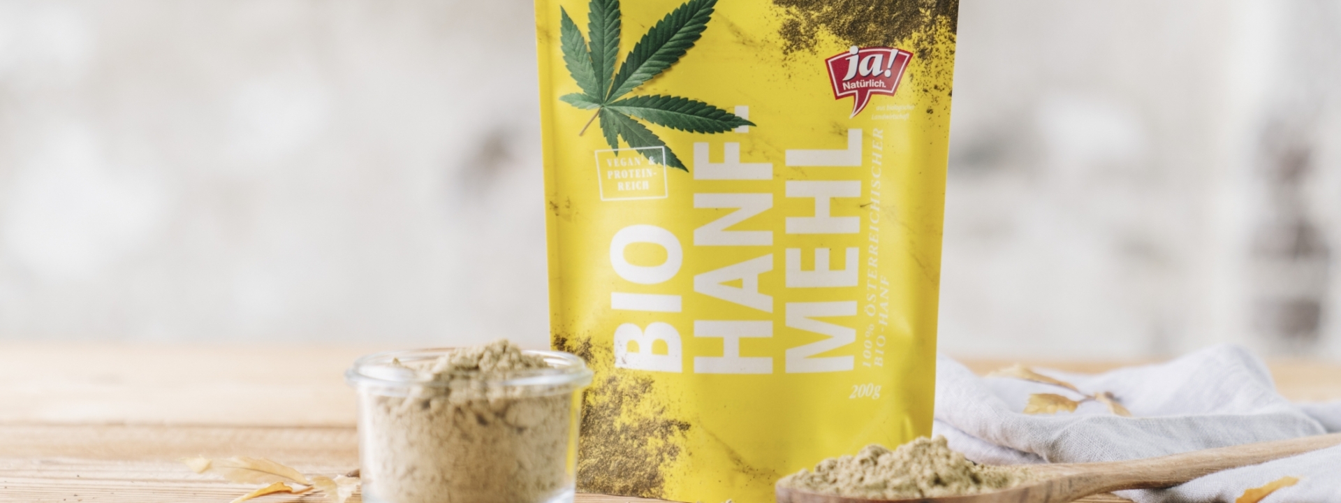 Eine Packung Ja! Natürlich Bio-Hanfmehl.