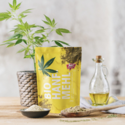 Eine Packung Ja! Natürlich Bio-Hanfmehl und eine Flasche Öl.