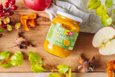 Ein Glas Ja! Natürlich Bio-Apfel-Mangomus.