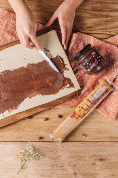 Mit Nougatcreme bestreichen