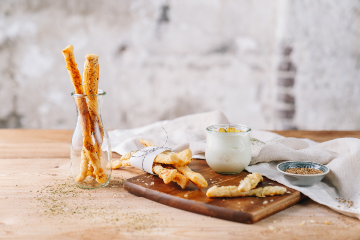 Gedrehte Käse-Stangen mit Schinken