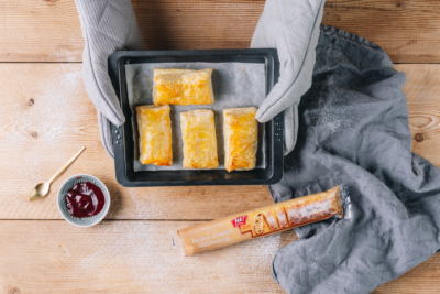 Ja! Natürlich Bio-Butter-Dinkel-Blätterteig und Strudel auf einem Blech.