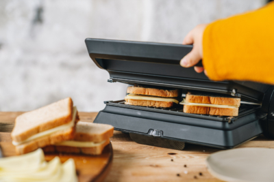 Jemand toastet gerade seinen Toast.