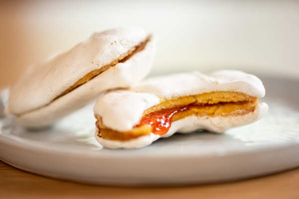 Gewürzkipferl mit Ribiselmarmelade