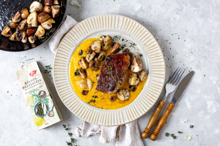 Knusprige Entenbrust mit Thymian Champignons und Kürbis Püree