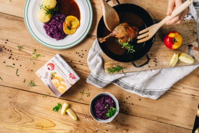 Entenkeule mit Rotkraut und Erdäpfelknödel