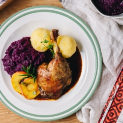Entenkeule mit Rotkraut und Erdäpfelknödel