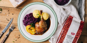 Entenkeule mit Rotkraut und Erdäpfelknödel
