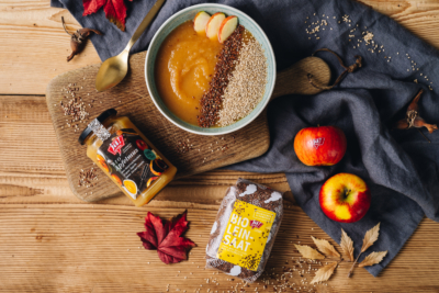 Selbstgemachtes Müsli mit Bio-Apfelmus und Leinsaat.