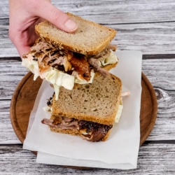 Zwei Pulled-Duck-Sandwiches auf einem Teller.