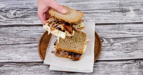 „Pulled Duck“ Enten-Bio-Sandwich mit selbst gemachtem Cole Slaw