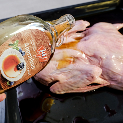 mit der Hälfte des Ahornsirups einreiben