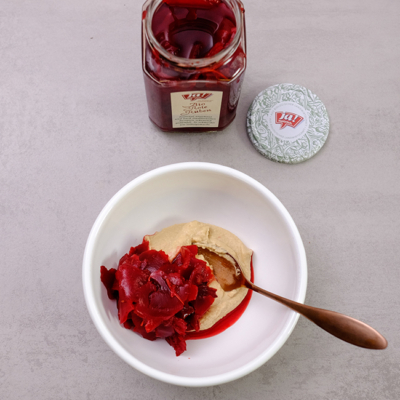 Hummus & Rote-Rüben-Salat vermischen