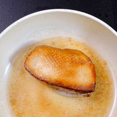 aus der Pfanne nehmen, abdecken und ruhen lassen