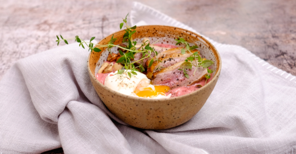 Rosa gebratene Entenbrust mit Rote Rüben Humus, Nüssen und weichem Ei