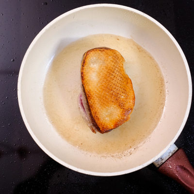 bei mittlerer Temperatur und geschlossenem Deckel etwa 8-10 Minuten braten