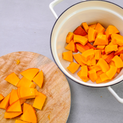 Kürbis klein würfeln