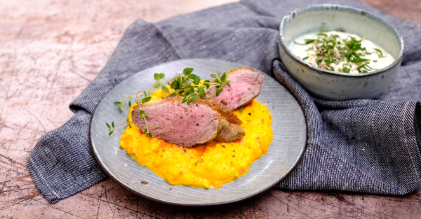 Scharf angebratene Entenbrust mit Kürbispüree und Joghurt-Kräuter-Dip