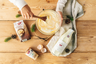 Jemand rührt die Bio-Zutaten für Vanille-Eierlikör um.