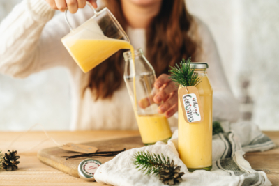 Vanille-Eierlikör im Ingwer-Apfel Shot Flasche