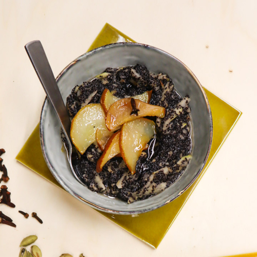 Eine Schüssel Amaranth-Porridge mit Bio-Birnen.