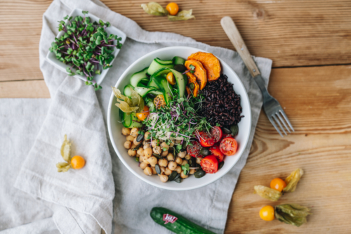 Eine Bowl auf einem Tisch.