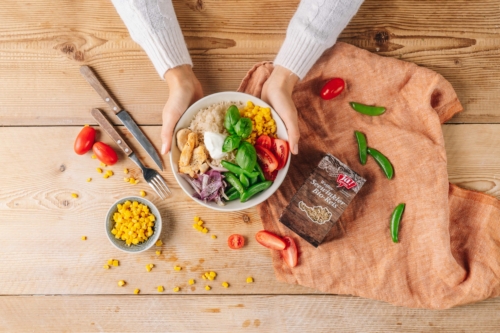 Eine Schüssel Ja! Natürlich Bio-Bunte Burrito Bowl mit Bio-Reis.