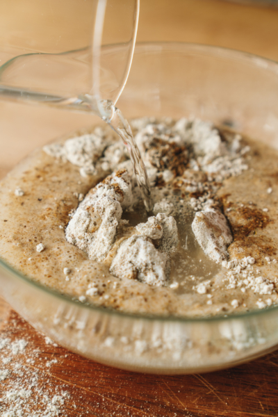 Bio-Roggenvollkornmehl in einer Schüssel.