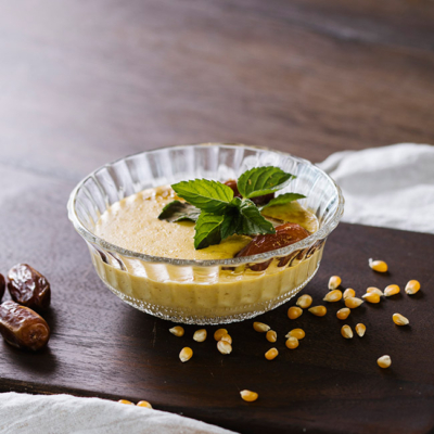 Süßer Maispudding in einer Schale.