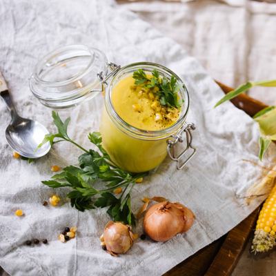 Bio-Maiscreme-Suppe in einem Rexglas.