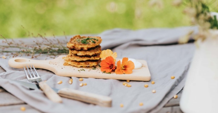 Mais-Laibchen mit Jungzwiebeln