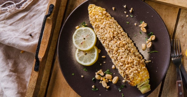 Maiskolben mit pikantem Mandelmus und Erdnüssen