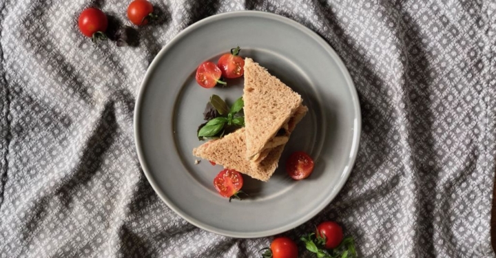 Tramezzini-Ecken mit Tomaten & Liebstöckel-Basilikum-Vinaigrette