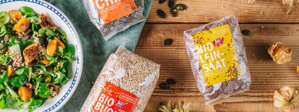 Salat, getoppt mit Bio-Leinsaat, Chiasamen und Buchweizen von Ja! Natürlich.
