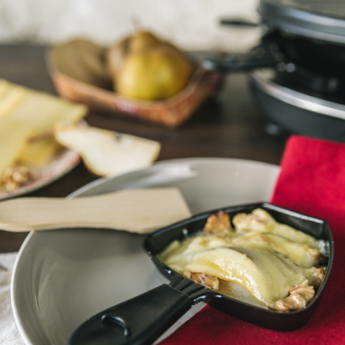Bio-Birne-Nuss-Raclette auf einem Teller.