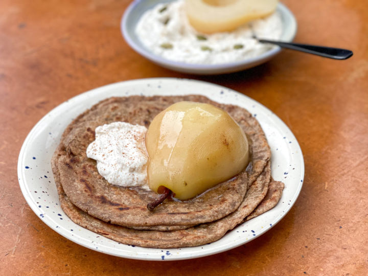 Zucker-Zimt Parathas mit Kardamom-Topfencreme und pochierten Birnen
