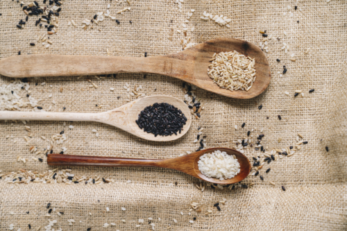 Verschiedene Samen in Kochlöffeln.