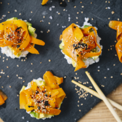 Servierte Bio-Karottenlachs-Reis-Törtchen.