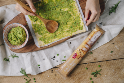 Jemand bestreicht Ja! Natürlich Bio-Dinkel-Blätterteig.