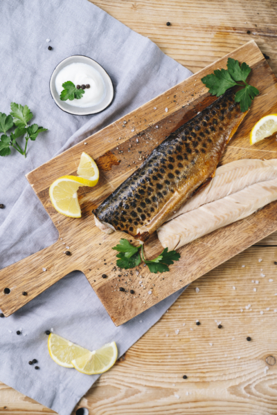Geräuchertes Bio-Seeforellenfilet auf einem Brett.