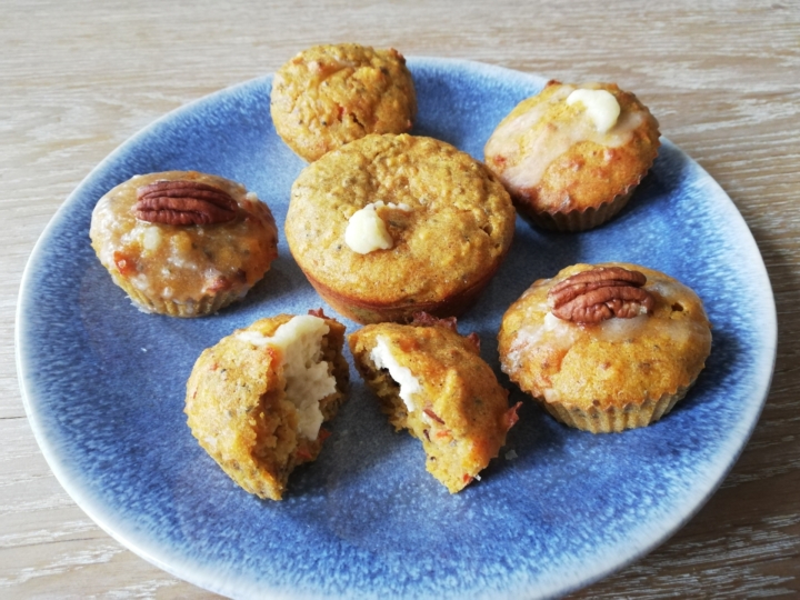 Hokkaido Lein- und Chiasamen Cupcakes mit Cheesecake Füllung und Apfel-Ingwer Glasur