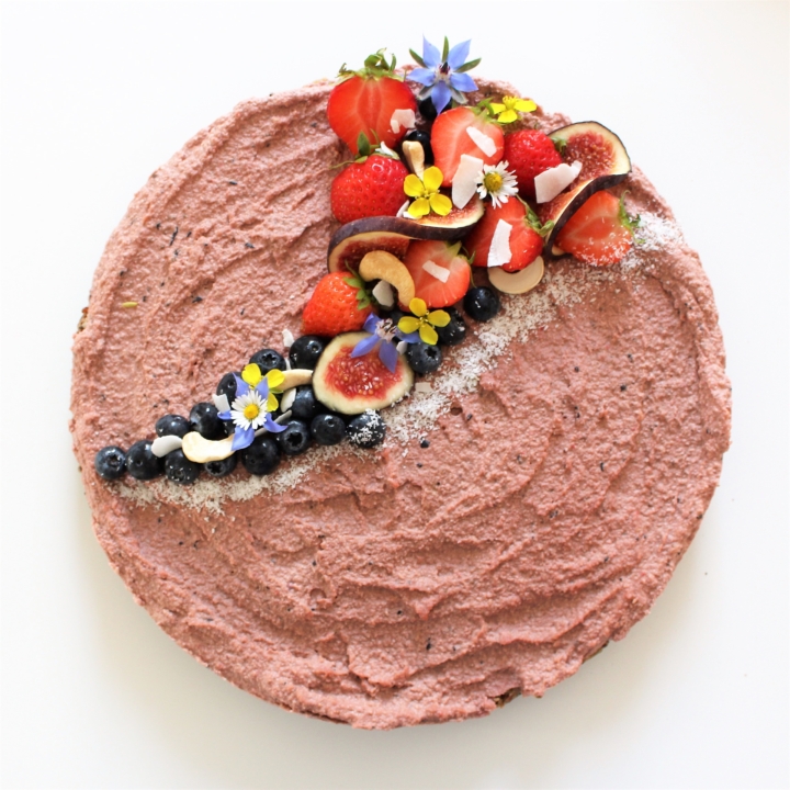 Halbrohe Superfood-Torte mit Hanfmehl