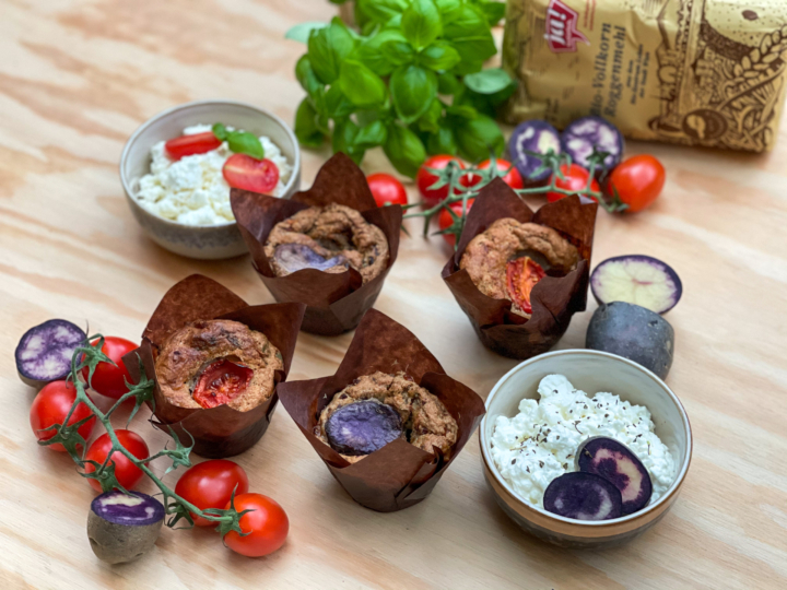 Brot-Muffins mit Erdäpfel-Cottage Cheese und Tomaten-Feta