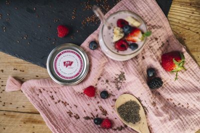 Zutaten für Smoothie mit Ja! Natürlich Bio-Fruchtjoghurt Waldfrucht im Glas.
