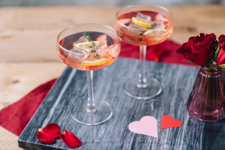 Rosé-Cocktail mit Weichselsirup